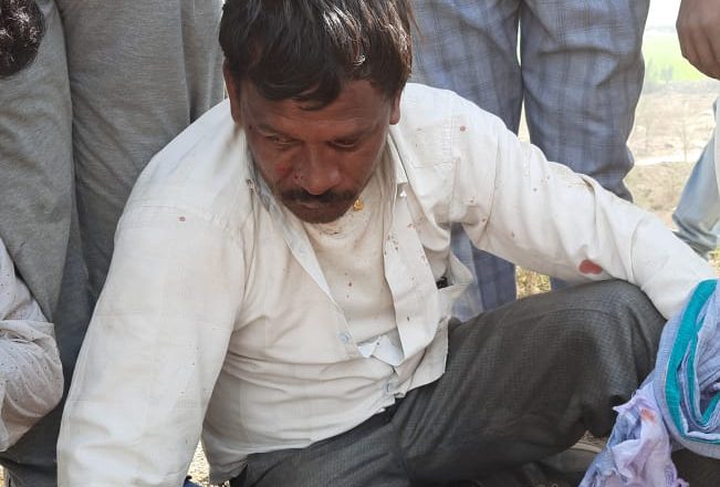 व्यापारी की मां का अपहरण कर भाग रहे मामा व भानजे को लोगों ने पकड़ा, बुजुर्ग भर्ती
