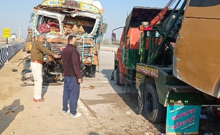 जयपुर में बस-ट्रक की भिड़ंत:हादसे में 1 की मौत, 12 घायल; फैक्ट्री से नाइट शिफ्ट के बाद घर लौट रहे थे सभी मजदूर