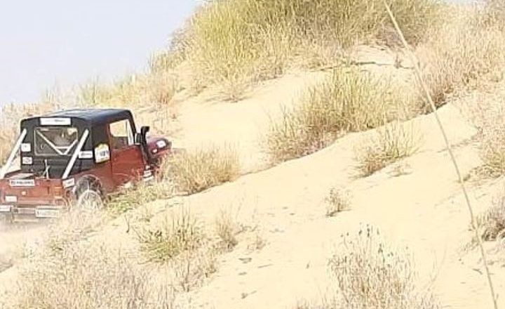 रेगिस्तान में रोमांच:रेत के धोरों पर दौड़ी जीपें, किसी को पटखनी तो किसी को पछाड़ा