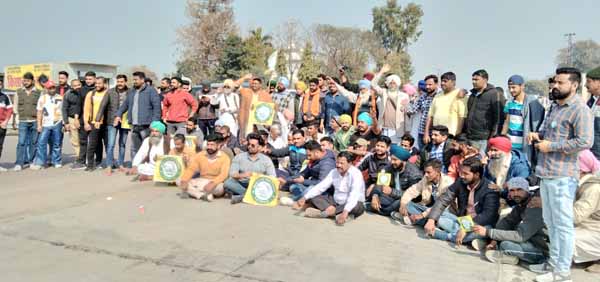युवाओं का दल किसानों के समर्थन में दिल्ली रवाना