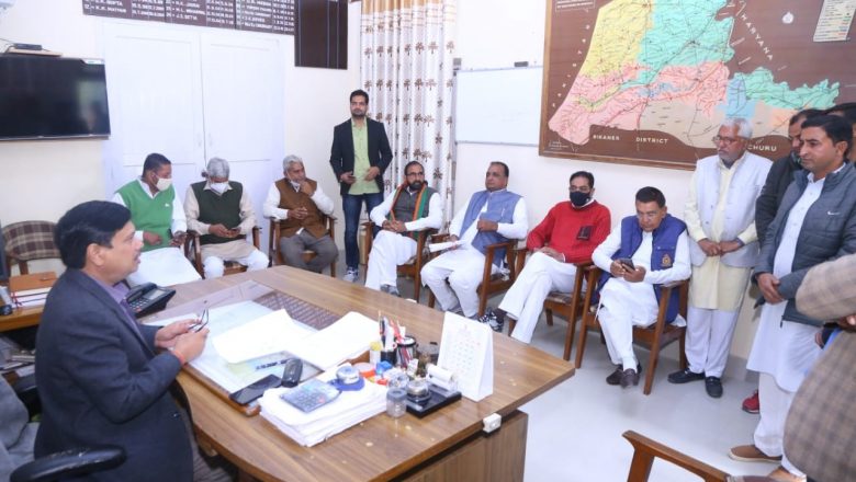 खड़ी फसलें मुरझाने लगीं