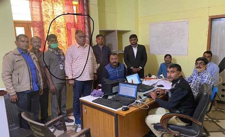 10 हजार की घूस लेते SDM गिरफ्तार:बाड़मेर में एसडीएम ने रिश्वत की रकम ड्राइवर को थमाई, ACB ने दोनों को पकड़ा; एक मामले में स्टे देने के लिए मांगी थी घूस