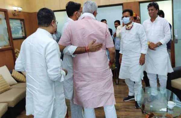 पायलट और शेखावत गले मिले:उदयपुर में हवाई अड्डे पर केंद्रीय मंत्री गजेंद्र सिंह से मिले सचिन, अजय माकन देखते रहे; गहलोत ने इन्हीं पर लगाया था सरकार गिराने का आरोप
