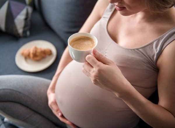 कॉफी और प्रेग्नेंसी का कनेक्शन:गर्भवती महिलाएं दिन में आधा कप कॉफी भी पीती हैं तो बच्चे का आकार छोटा हो सकता है, जानिए ऐसा होता क्यों है