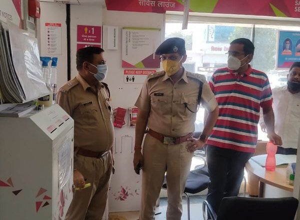 एक्सिस बैंक में 15 मिनट में 50 लाख की डकैती:दिनदहाड़े 5 हथियारबंद डकैतों ने बंदूक दिखा सभी को बंधक बनाया, काउंटर पर रखा कैश लेकर भागे, जाते-जाते महिला की चेन खींची