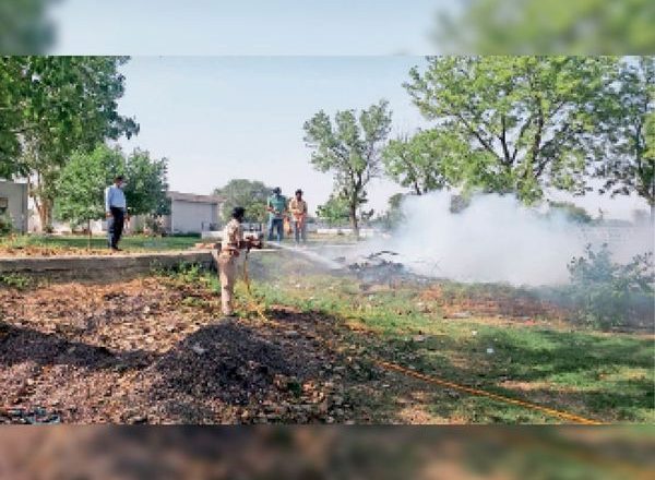 आग लगने की सूचना से हड़कंप मचा:मॉक ड्रिल में सरस डेयरी में आग की सूचना पर दौड़े अधिकारी, पहले पुलिस, आखिर में डीटीओ पहुंचे