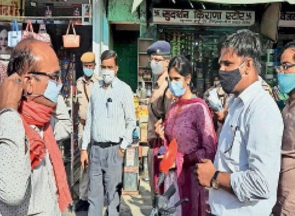 बाजारों में पैदल निरीक्षण:कलेक्टर ने दुकानों से पकड़े बिना मास्क पहने लोग, एक दुकान सीज की, कई चालान काटे