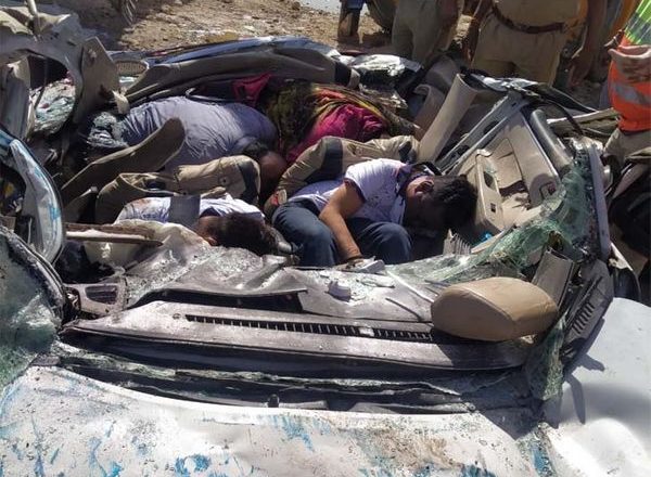 राजस्थान में दहलाने वाले हादसे का VIDEO:ओवरटेकिंग के दौरान ट्रक में लोड कंटेनर बगल में चल रही कार पर गिरा, 4 लोगों की जान गई