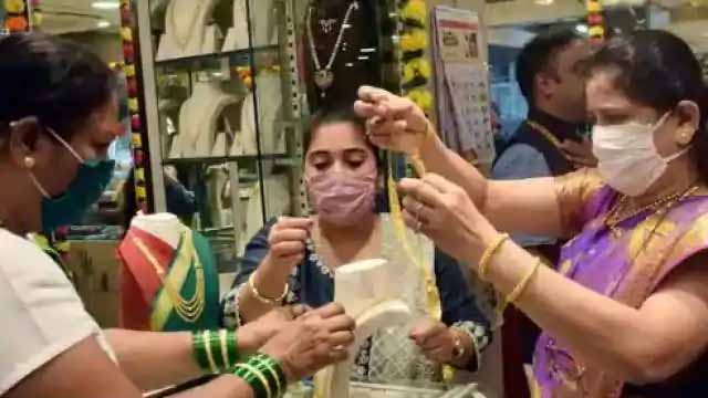 शादियों के सीजन के बीच सोना 1015 रुपये तक हुआ सस्ता, इस हफ्ते चांदी 1352 रुपये फिसली