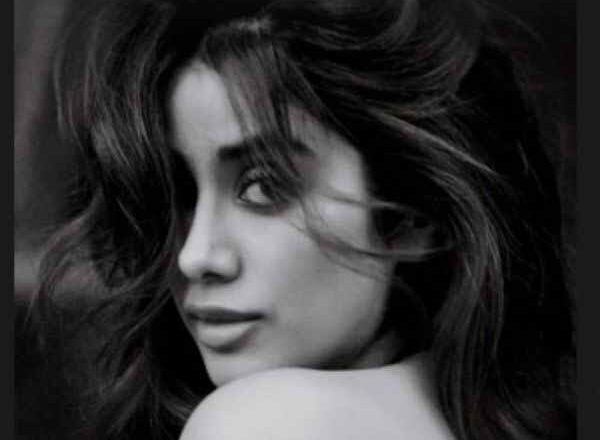 जान्हवी कपूर ने सोशल मीडिया पर शेयर की ग्लैमरस फोटो, फैन्स बोले- She is so hot