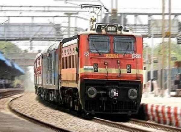 कोरोना थमने पर ट्रैक पर आ रही ट्रेनें:कागजों में तो सितंबर तक बढ़ाया 40 ट्रेनों का संचालन, लेकिन सिस्टम में अभी जून तक ही दौड़ रहीं