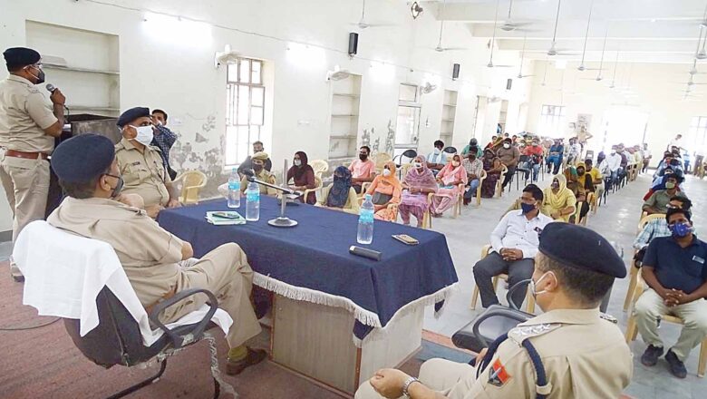 पुलिस ने वेतन कटौती करवा कर दी आर्थिक सहायता
