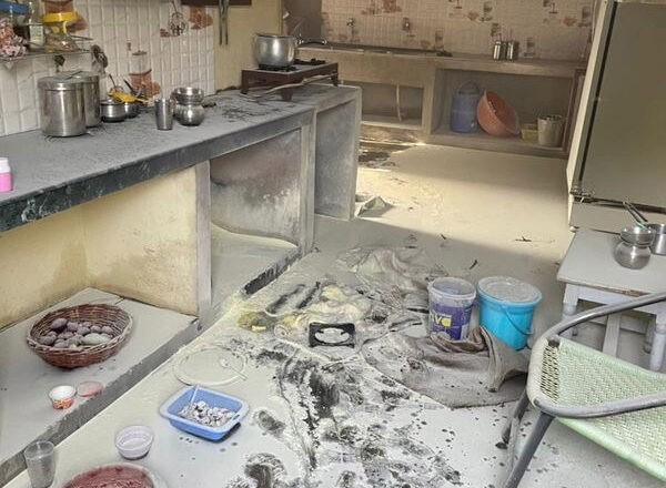 चाय बनाते गैस सिलेंडर ने आग पकड़ी:अचानक तेजी से भभकी आग ने खिड़की-दरवाजे लिए लपेटे में, महिला ने आग के बीच से बाहर भागकर बचाई जान