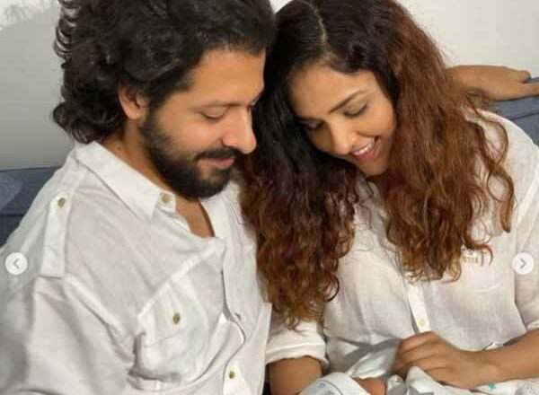 नीति मोहन के बेटे की पहली झलक:सिंगर ने सोशल मीडिया पर शेयर की बेटे की फोटो, लिखा- आर्यवीर ने हमें अपने पेरेंट्स के रूप में चुना है