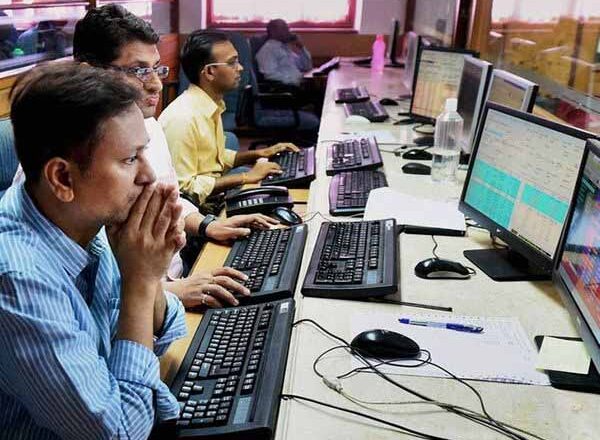 सेंसेक्स में 1,000 पॉइंट का उतार-चढ़ाव:21 पॉइंट की मजबूती के साथ 52,344 पॉइंट पर बंद हुआ सेंसेक्स, 8 पॉइंट की गिरावट के साथ 15,683 पॉइंट पर रहा निफ्टी