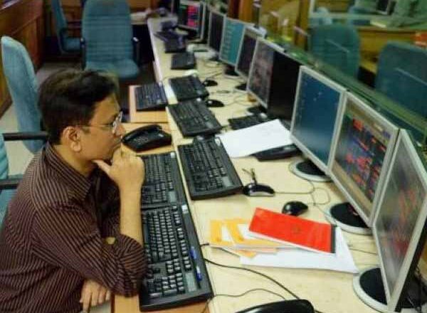 बैंक, एनर्जी और IT शेयरों में खरीदारी:सेंसेक्स 76 पॉइंट चढ़कर 52,551 पॉइंट पर रहा, निफ्टी हुआ 15,809 पॉइंट पर बंद; अडाणी ग्रुप की कंपनियों के शेयरों में भारी बिकवाली