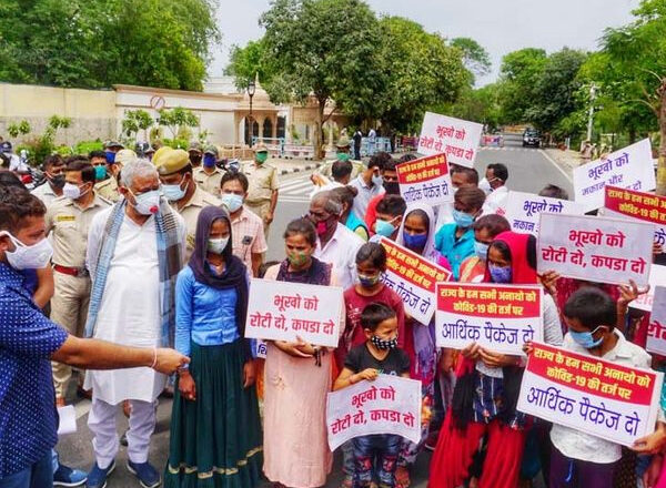 किरोड़ी के आगे फिर फेल हुई इंटेलिजेंस:अनाथ बच्चों को लेकर सीएम निवास के गेट तक पहुंच गए सांसद किरोड़ीलाल मीणा, घंटे भर धरने पर बैठे रहे, मंत्री खाचरियावास से वार्ता के बाद उठे