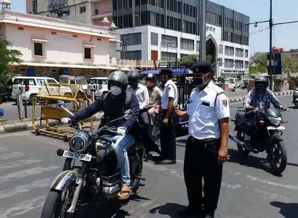 जयपुर में भारी पड़ी पुलिस से बदसलूकी:बाइक सवार तीन युवकों ने नाकाबंदी में ड्यूटी दे रहे ट्रैफिक पुलिसकर्मी को पकड़कर गिराया, कई चोटें आईं, अब गिरफ्तार
