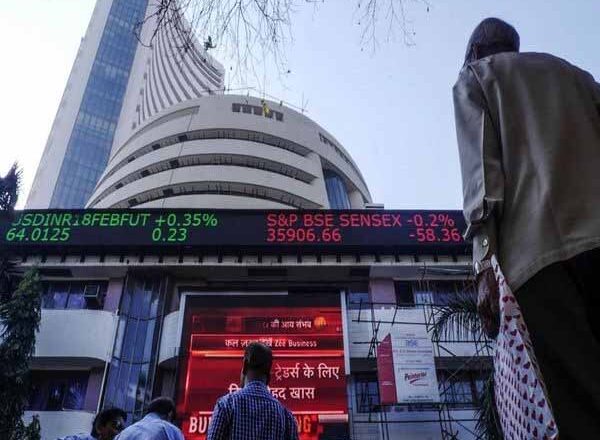 शेयर बाजार में सपाट कारोबार का असर:टॉप-10 में 4 सबसे बड़ी कंपनियों का मार्केट कैप 68 हजार करोड़ रुपए बढ़ा, HUL और इंफोसिस का सबसे ज्यादा बढ़ा