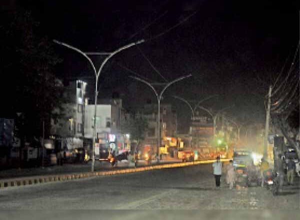 ये हैं हमारे शहर का हाल:मुख्य मार्गों पर रात काे अंधेरा, शहर की कई कॉलोनियों में बंद पड़ी स्ट्रीट लाइटें