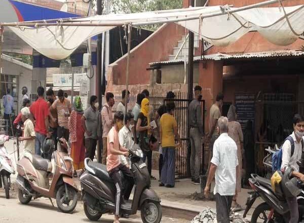 18 वर्ष से ज्यादा उम्र वालों को एक ही जगह लगाए गए टीके, पहले दिन जयपुर में खासा उत्साह नहीं, सामान्य दिनों की तरह चला वैक्सीनेशन