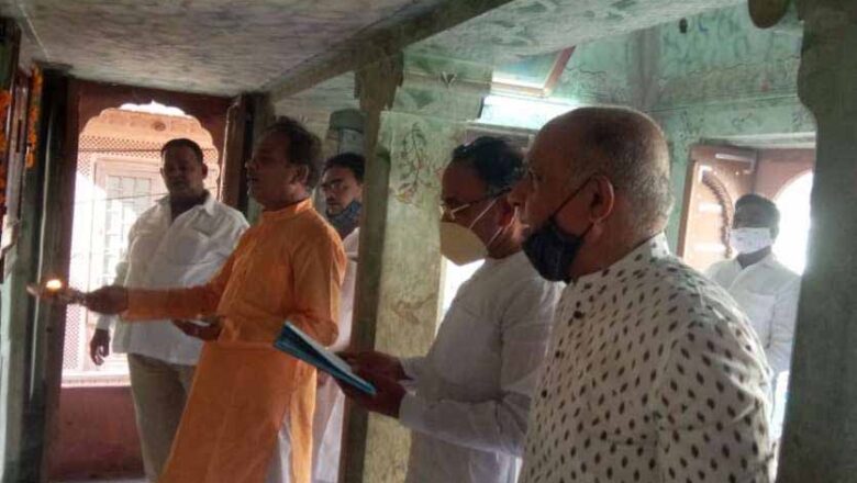 भगवान महेश की पूजा-अर्चना, घरों में हुई दीपमाला