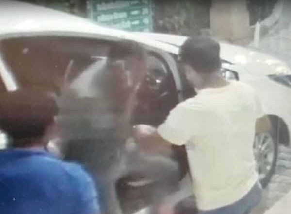 सरकारी कर्मचारियों की कार पर पत्थरबाजी:राज्यपाल पहले से 7 दिन के लिए माउंट आबू में मौजूद, वहीं जा रही सरकारी कार पर फेंके गए पत्थर; शीशा टूटा, एक कर्मचारी को आई चोट