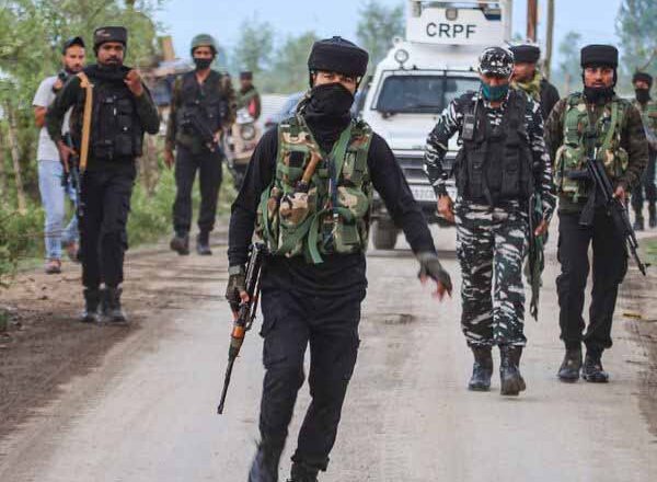 जम्मू-कश्मीर में BSF की बड़ी कामयाबी:​​​​​​​कठुआ के हीरानगर सेक्टर में 27 किलो हेरोइन जब्त, इसकी कीमत करीब 135 करोड़; तस्कर को भी मार गिराया