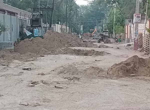 सीवरेेज से बिगड़े सड़कों के हाल:सड़कों  पर धूल ही धूल, सीवरेज ने बढ़ाई लोगों की  परेशानी, कई मुख्य सड़कें प्रभावित  होने से पड़ा व्यापार पर असर