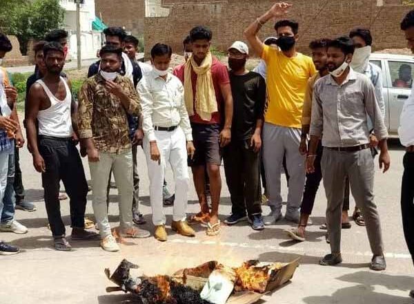 बिजली कटौती पर भड़के:दिन में कई बार हो रही बिजली कटौती से नागरिकों में रोष, फॉल्ट कंट्रोल ठेकेदार का जलाया पुतला