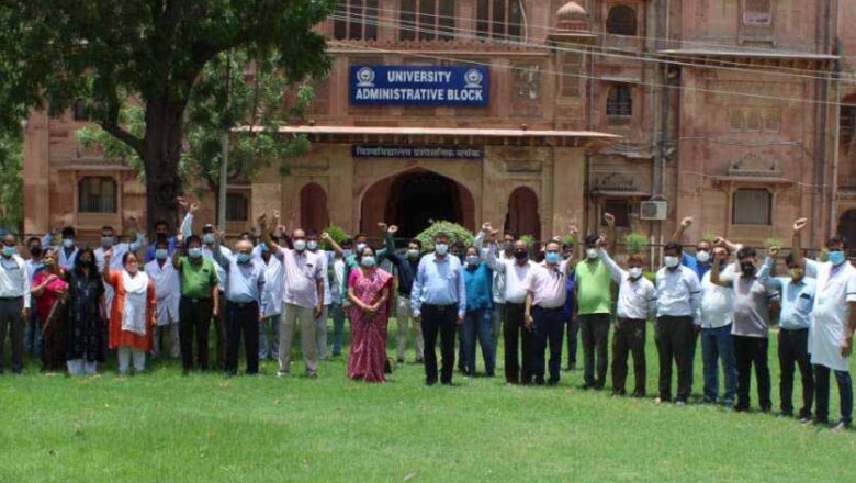 मेनका गांधी का किया विरोध प्रदर्शन