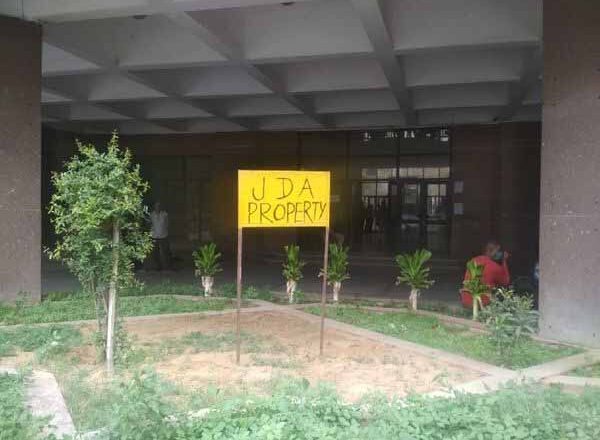 जयपुर स्टॉक एक्सचेंज पर बड़ी कार्रवाई:29 साल पहले एक्सचेंज को रियायती दर पर दी जमीन वापस कब्जे में ली; पांच साल पहले बंद हो गया ऑफिस, 100 से ज्यादा अन्य ऑफिस बनाकर बेच दिए