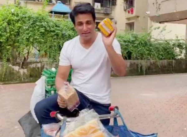 मसीहा की सुपर मार्केट:ताजा वीडियो में साइकिल पर ब्रेड और अंडा बेचते दिखे सोनू सूद, बोले-  जिसको भी चाहिए, आगे आइए, डिलीवरी का एक्स्ट्रा चार्ज