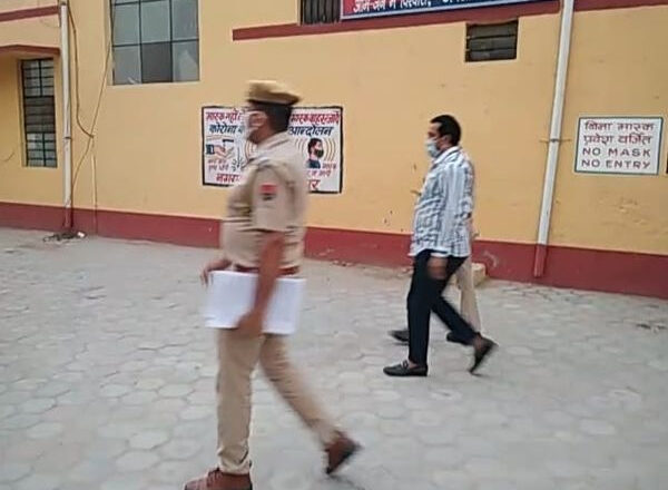 विदेशी ठग रिमांड पर:विदेशी नागरिक पुलिस की गिरफ्त में, आठ दिन का लिया रिमांड, नई जानकारियां सामने आने की उम्मीद