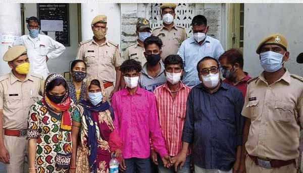 बाप ने 15 दिन के बेटे को 50,000 में बेचा:पत्नी से कहा-बेटा मर गया और उसका अंतिम संस्कार कर दिया; गुजरात के दंपती को 50 हजार में बेचा था