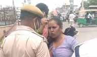 अपने कपड़े फाड़ पुलिसकर्मियों पर लगाया छेड़खानी का आरोप, गालियां देते हुए बोली- नौकरी करना भुला दूंगी; पुलिस ने मां-बेटे को किया अरेस्ट