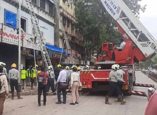 5 मंजिला इमारत का बड़ा हिस्सा गिरा, अंदर फंसे 40 लोगों को सही सलामत रेस्क्यू किया गया