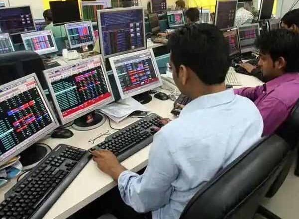 सेंसेक्स में आई 226 पॉइंट की तेजी, निफ्टी हुआ 15,850 के पार; टाटा स्टील में आया 5% का उछाल, SBI में रही 3% की तेजी