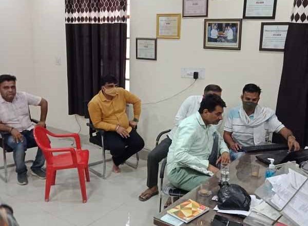 सीएमएचओ ऑफिस के दो कर्मचारियों को रिश्वत लेते दबोचा, नजदीक पाेस्टिंग दिलाने के लिए मांगे 30 हजार रुपए