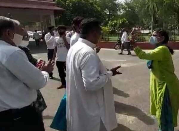 बीकानेर में कांग्रेस प्रदेशाध्यक्ष महिला नेता से उलझे:मेयर पद की उम्मीदवार ग्रुप के साथ फोटो खिंचवाने की बात पर भड़के डोटासरा, नाराज होकर बोले- घर जाओ; नेता पलटकर बोली- ये तो हमारा घर, आप जाओ