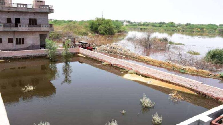 दरारों से खतरे में आशियाने, लोगों ने की बचाव की गुहार