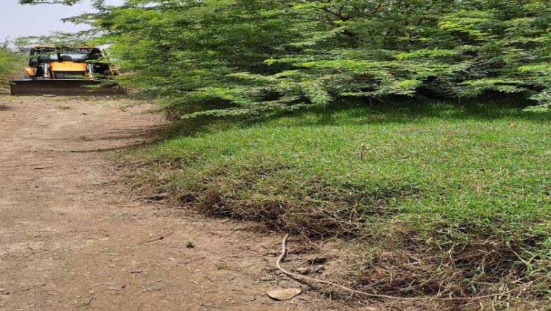 टेल के किसानों ने 21 से 54 आरडी तक खुद सफाई की,अब एक्सकेवेटर मशीन लगाई
