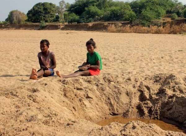 26 लाख की जनसंख्या वाले इस टापू पर 4 लाख से ज्यादा लोग भुखमरी की चपेट में, टिड्डी और जंगली पत्ती खाने को मजबूर