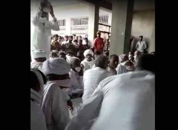 दो बच्चों का पिता गांव की लड़की को लेकर भागा:कोर्ट में शादी कर 2 महीने बाद वापस लौटा तो दुविधा में पड़े लोग, पंचायत बैठाकर लगा दिया 11 लाख का जुर्माना; दोनों प्रेमियों ने पुलिस बुलाई तो शांत हुआ मामला