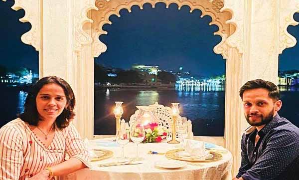 बैडमिंटन स्टार का लेकसिटी में रोमांटिक अंदाज:साइना नेहवाल ने पति पारुपल्ली के साथ झील के बीच लेक पैलेस में किया कैंडल लाइट डिनर, बोटिंग कर झीलों की खूबसूरती को निहारा