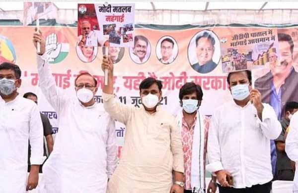 कांग्रेस कार्यकर्ता 9 दिन पेट्रोल पंपों पर लोगों से पूछेंगे- मोदी राज में महंगाई से आप कितने परेशान;16 जुलाई को हर जिले में होगी 5 किलोमीटर की साइकिल यात्रा