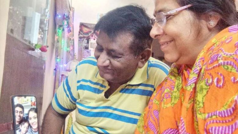 सात समंदर पार बैठे अपनों से जान रहे हाल