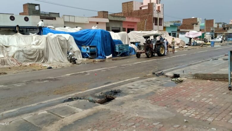 खुले में पड़ी खून पसीने की कमाई,मौसम ने बढाई चिंता