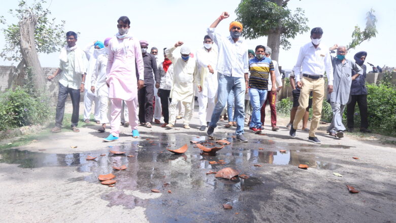 एसटीजी नहर में फैक्ट्रियों का दूषित पानी डालने से आक्रोशित वार्डवासियों ने किया प्रदर्शन