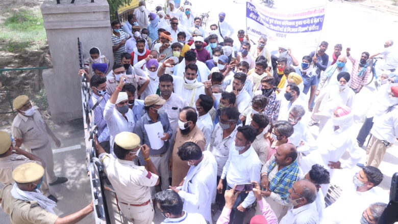 फैक्ट्रियों का दूषित पानी नहर में डालने से आक्रोशित नागरिकों का कलक्ट्रेट पर प्रदर्शन